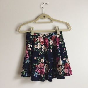 ✨ 3 for $10 moving sale! • flirty floral skirt •